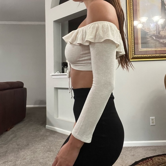 EUC Cream Long Sleeve Layered Crop Top - Picture 2 of 4